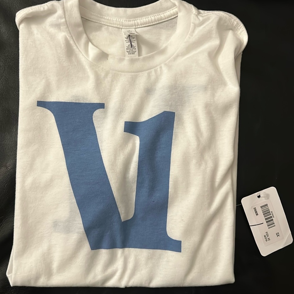 Vuori women’s T shirt logo (NWT)